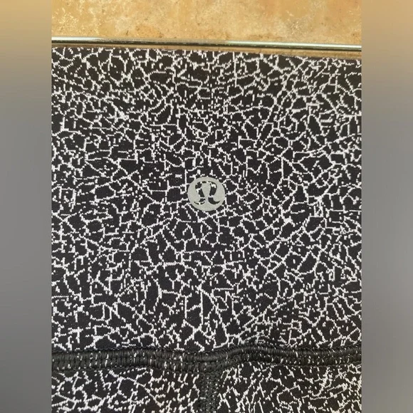 Lululemon Wunder Under Hi-Rise Tight 17" Crackle Jaquard Black White Size 4 - Picture 7 of 8